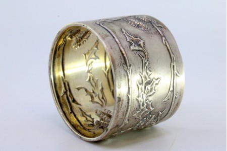 Argola de guardanapo em prata relevada e duplo rebordo.